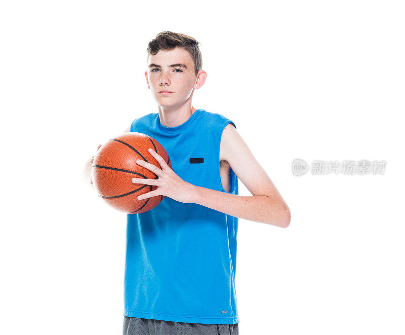 正面视图/一人/一人/全身/一个12-13岁的男孩只有英俊的人白人男性/年轻男子篮球运动员/男孩/十几岁的男孩站着并拿着篮球/使用运动球